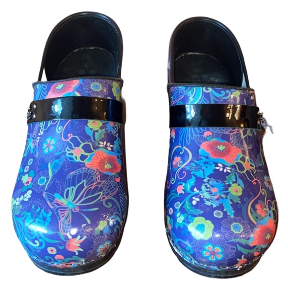 Sanita Ladies Patent Leather Clog,  Black/Navy w/a floral Firefly Pattern SZ 38 - Picture 2 of 8